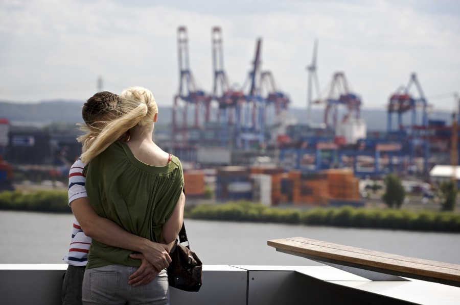 Paar auf dem Dach des Dockland-Gebäudes mi