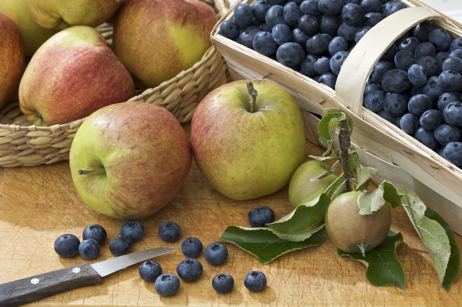 Leckere Blaubeeren und Äpfel zum Nachtisch
