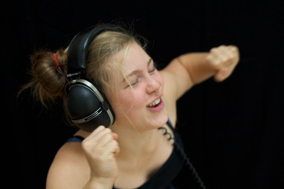 Session in Schwarz mit Kopfhörer