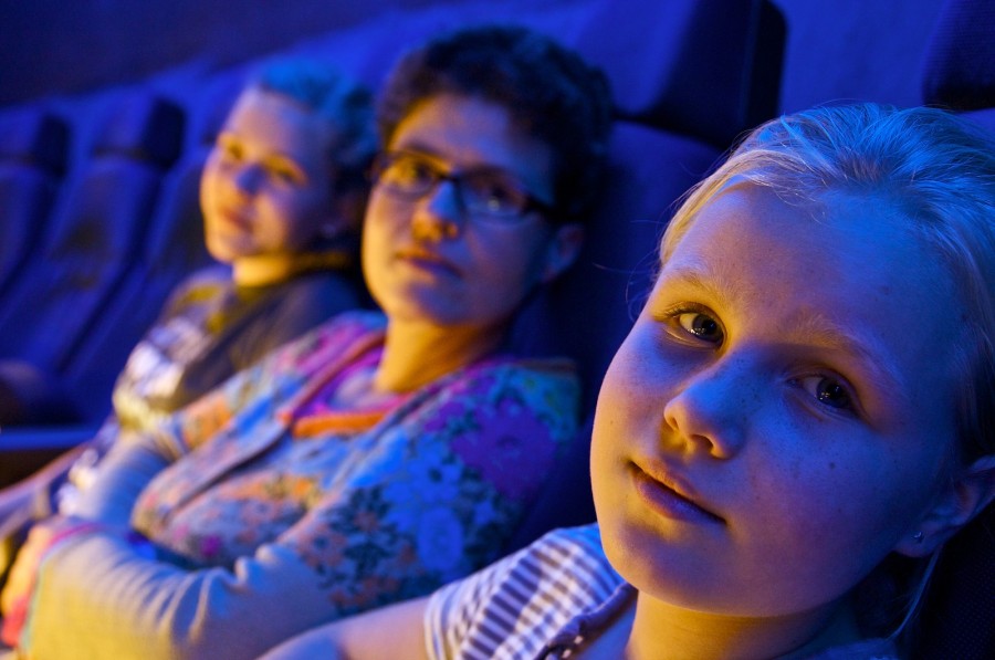 Autostadt Wolfsburg: im 3D-Kino bei blauem Licht