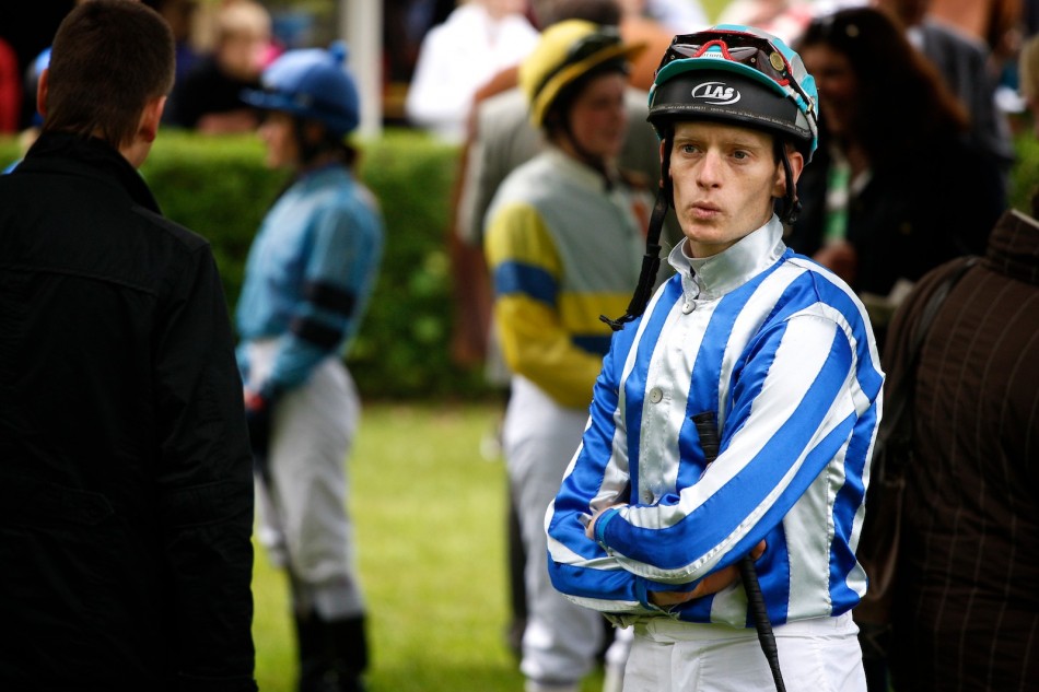 Jockey wartet auf das Aufsitzen vor dem Rennen