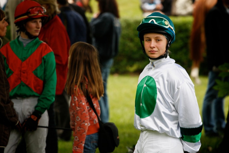 Jockey wartet auf das Aufsitzen vor dem Rennen