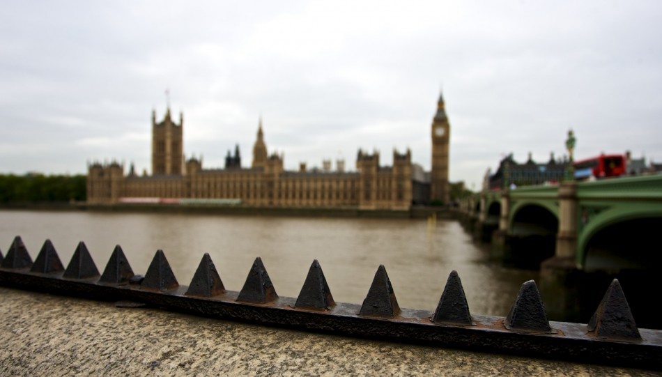 London: Blick über die Themse auf die Houses of Parliament London: Skulptur Löwe mit Frau vor goldenem Zaun des Buckingham Palace