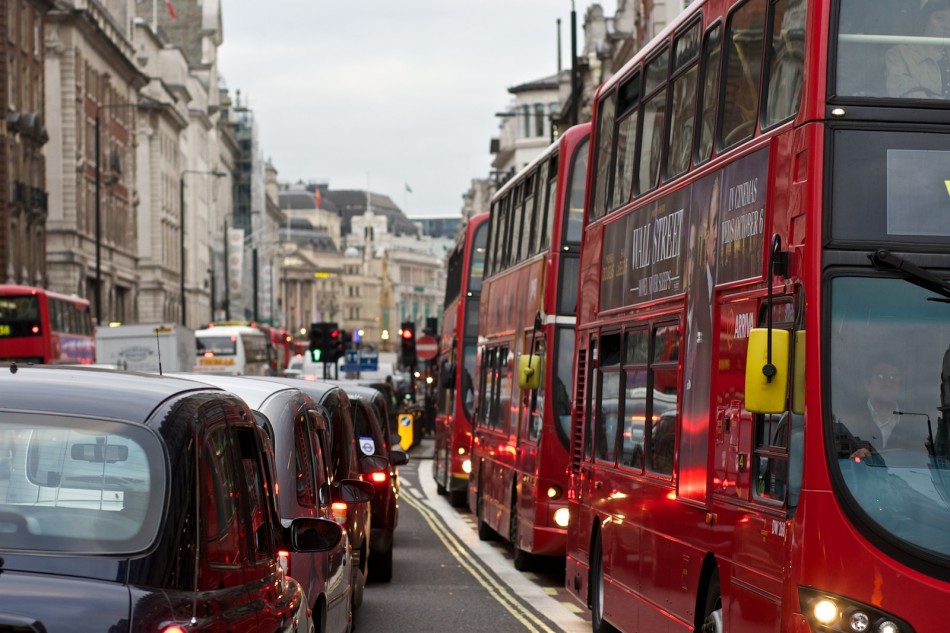 London: Rush Hour mit Doppeldeckerbussen und Taxis London: Rush Hour mit Doppeldeckerbussen und Taxis