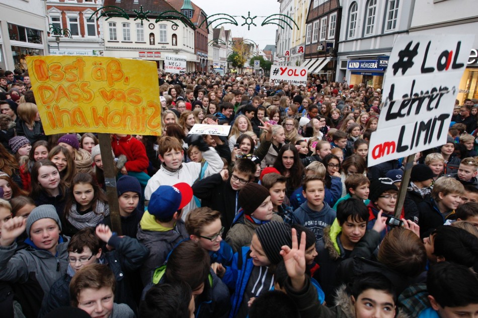 Demonstration der Verdener Gymnasien gegen Wegfall der Schulfahrten und Erhöhung der Lehrerarbeitszeit Demonstration der Verdener Gymnasien gegen Wegfall der Schulfahrten und Erhöhung der Lehrerarbeitszeit
