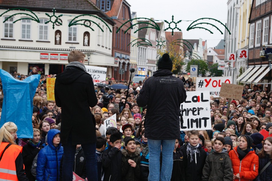 Demonstration der Verdener Gymnasien gegen Wegfall der Schulfahrten und Erhöhung der Lehrerarbeitszeit Demonstration der Verdener Gymnasien gegen Wegfall der Schulfahrten und Erhöhung der Lehrerarbeitszeit