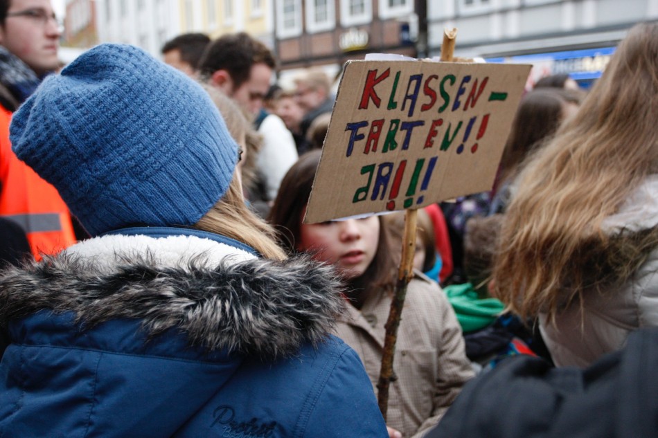 Demonstration der Verdener Gymnasien gegen Wegfall der Schulfahrten und Erhöhung der Lehrerarbeitszeit Demonstration der Verdener Gymnasien gegen Wegfall der Schulfahrten und Erhöhung der Lehrerarbeitszeit