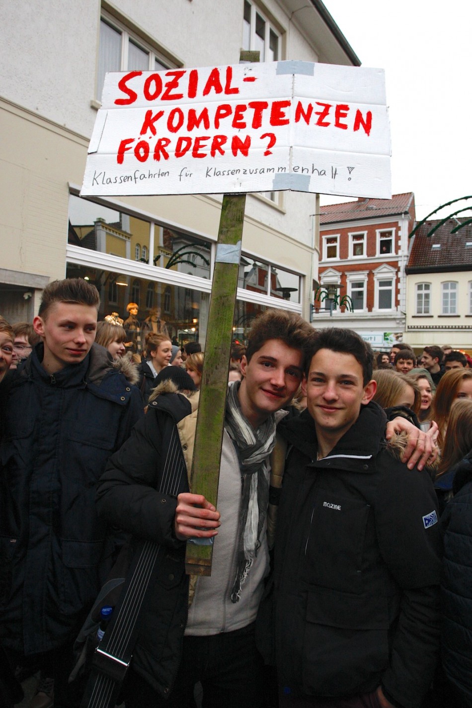 Demonstration der Verdener Gymnasien gegen Wegfall der Schulfahrten und Erhöhung der Lehrerarbeitszeit Demonstration der Verdener Gymnasien gegen Wegfall der Schulfahrten und Erhöhung der Lehrerarbeitszeit
