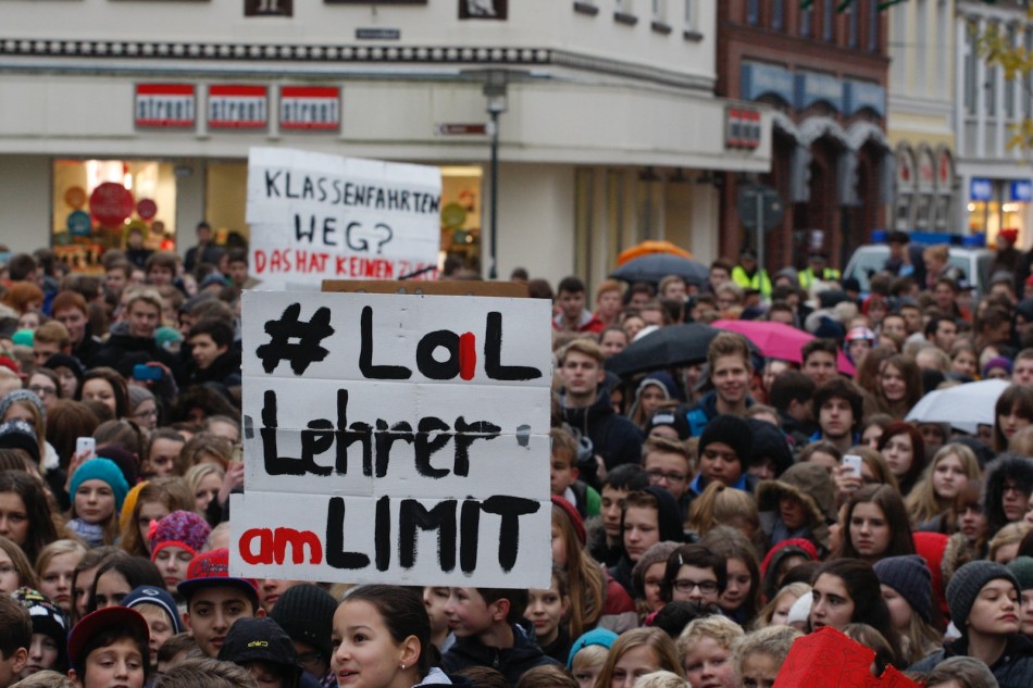 Demonstration der Verdener Gymnasien gegen Wegfall der Schulfahrten und Erhöhung der Lehrerarbeitszeit Demonstration der Verdener Gymnasien gegen Wegfall der Schulfahrten und Erhöhung der Lehrerarbeitszeit