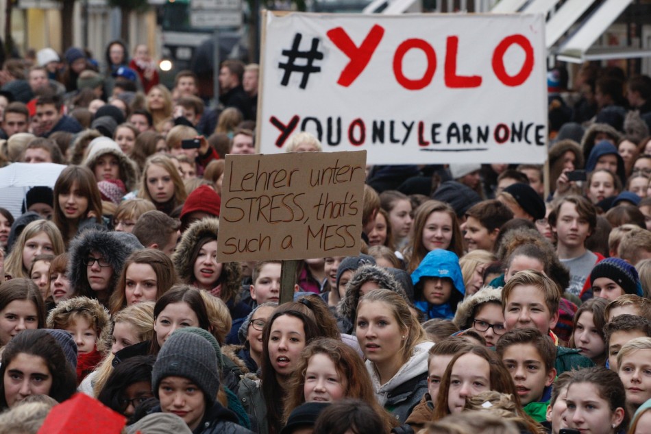 Demonstration der Verdener Gymnasien gegen Wegfall der Schulfahrten und Erhöhung der Lehrerarbeitszeit Demonstration der Verdener Gymnasien gegen Wegfall der Schulfahrten und Erhöhung der Lehrerarbeitszeit