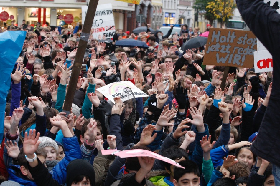 Demonstration der Verdener Gymnasien gegen Wegfall der Schulfahrten und Erhöhung der Lehrerarbeitszeit Demonstration der Verdener Gymnasien gegen Wegfall der Schulfahrten und Erhöhung der Lehrerarbeitszeit
