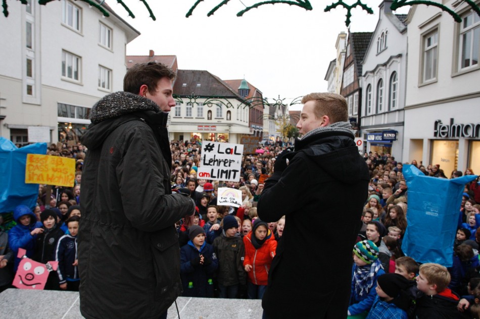 Demonstration der Verdener Gymnasien gegen Wegfall der Schulfahrten und Erhöhung der Lehrerarbeitszeit Demonstration der Verdener Gymnasien gegen Wegfall der Schulfahrten und Erhöhung der Lehrerarbeitszeit
