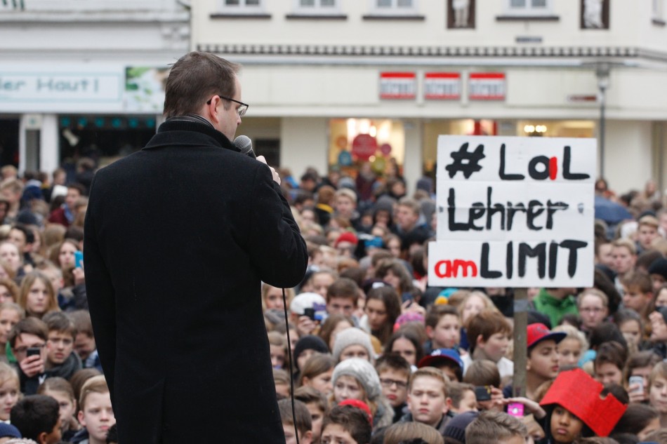Demonstration der Verdener Gymnasien gegen Wegfall der Schulfahrten und Erhöhung der Lehrerarbeitszeit Demonstration der Verdener Gymnasien gegen Wegfall der Schulfahrten und Erhöhung der Lehrerarbeitszeit