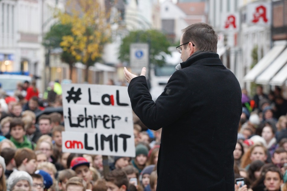 Demonstration der Verdener Gymnasien gegen Wegfall der Schulfahrten und Erhöhung der Lehrerarbeitszeit Demonstration der Verdener Gymnasien gegen Wegfall der Schulfahrten und Erhöhung der Lehrerarbeitszeit
