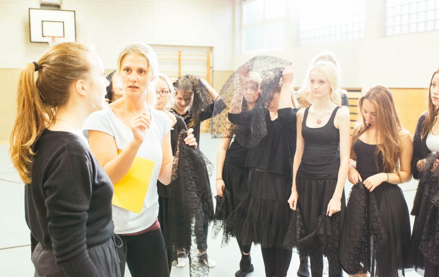 Proben zu "Tanz macht Schule" im Gymnasium am Wall Verden, Choreographin Alexendra Benthin