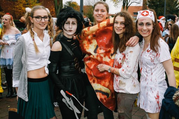 Der Jahrgang 12 des Gymnasiums am Wall Verden feiert am 11.11.2015 den traditionellen "Chaostag am GaW"