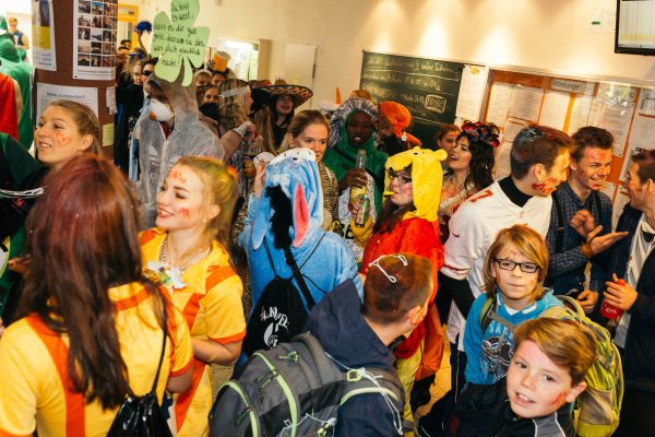 Der Jahrgang 12 des Gymnasiums am Wall Verden feiert am 11.11.2016 den traditionellen "Chaostag am GaW"