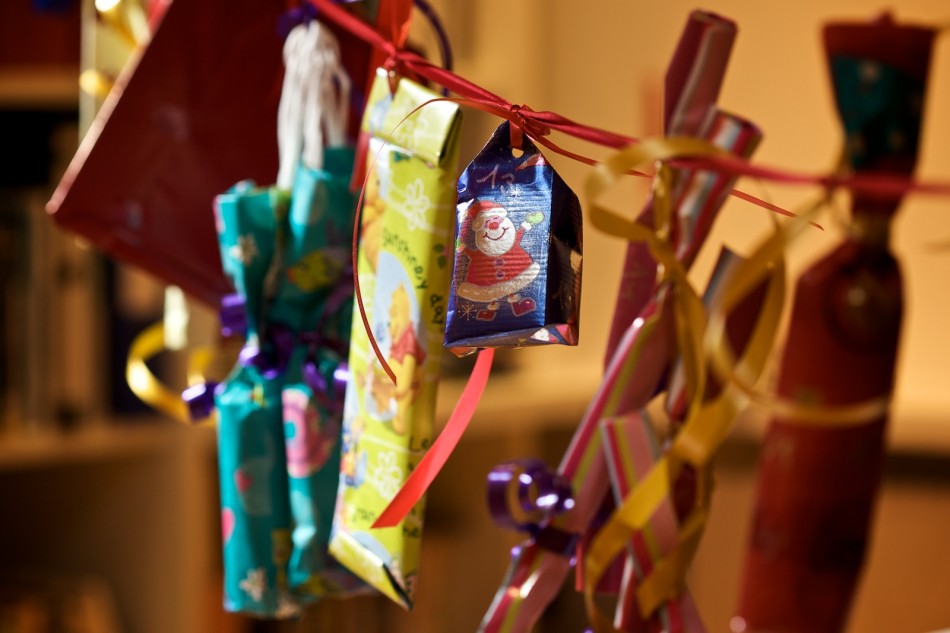 Adventskette mit Geschenkpäckchen